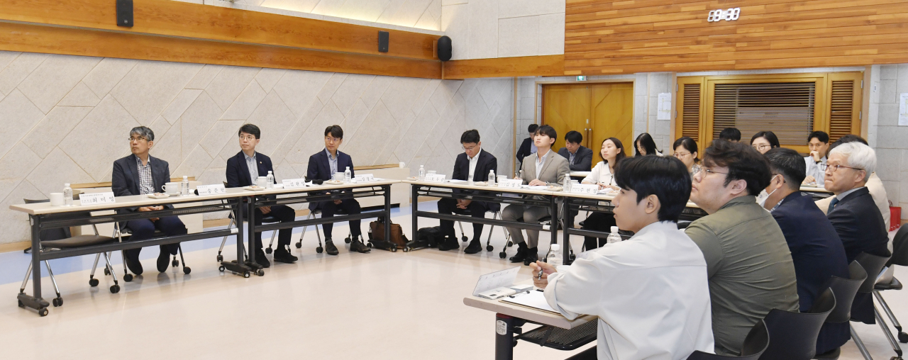 김완섭 기획재정부 제2차관(사진 왼쪽 두 번째)이 20일 서울 강동구 서울시립장애인종합복지관을 방문, 서울시 최중증 발달장애인 낮활동 지원(일명 '챌린지') 사업 현황에 대한 관계자의 설명을 듣고 있다.[기획재정부 제공]