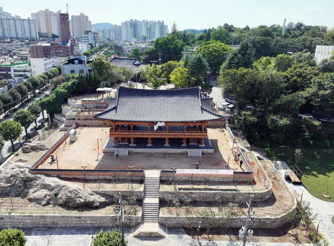 ‘희경루(喜慶樓)’는 최초 건립된 지 572년, 사라진 지 100여년 만에 고증을 거쳐 중건됐다.