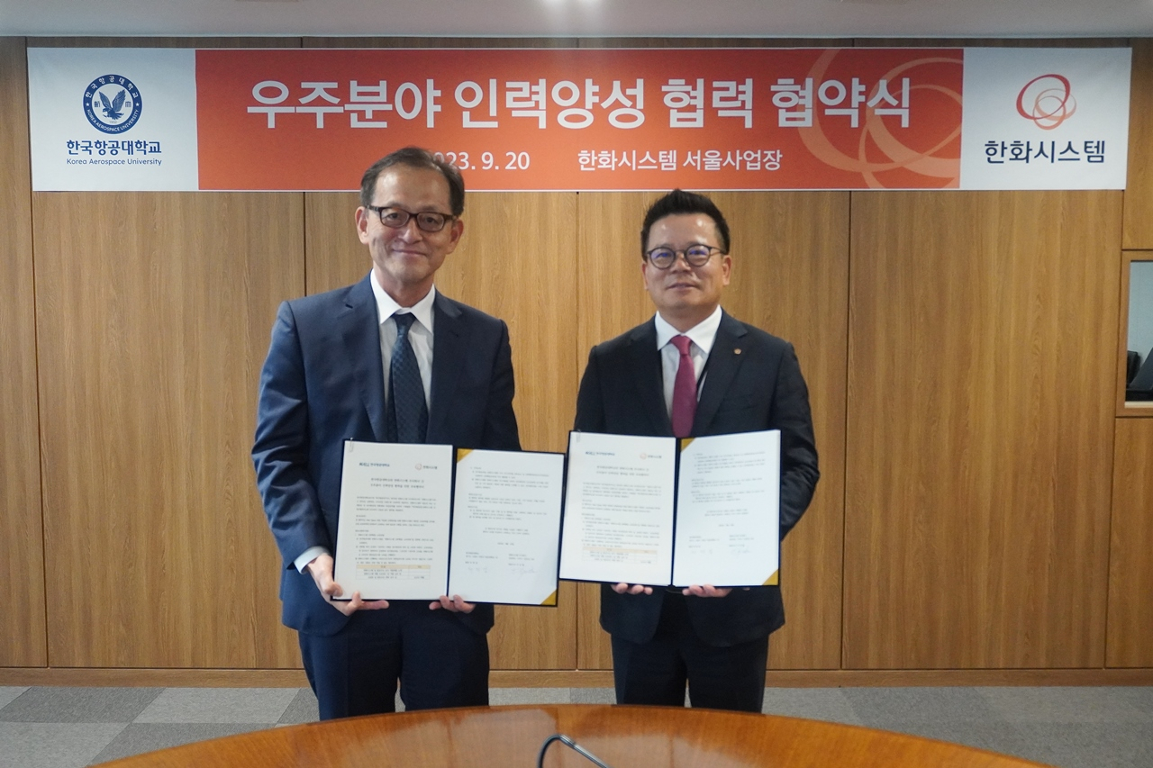 어성철(오른쪽) 한화시스템 대표이사와 허희영 한국항공대 총장이 20일 서울 장교동 한화빌딩에서 열린 MOU 체결식에서 기념촬영을 하고 있다. [한화시스템 제공]