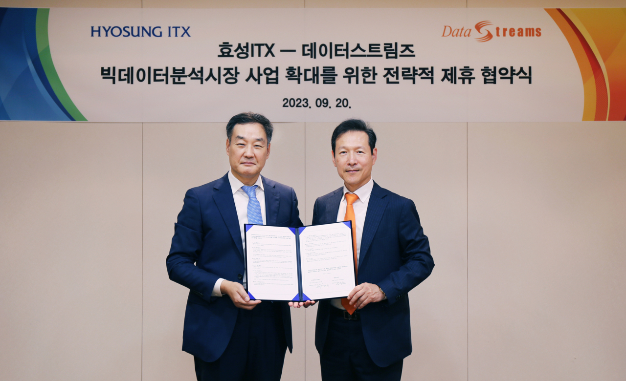 남경환(왼쪽) 효성ITX 대표이사와 이영상 데이터스트림즈 대표이사가 MOU 체결 후 기념사진을 촬영하고 있다. [효성제공]