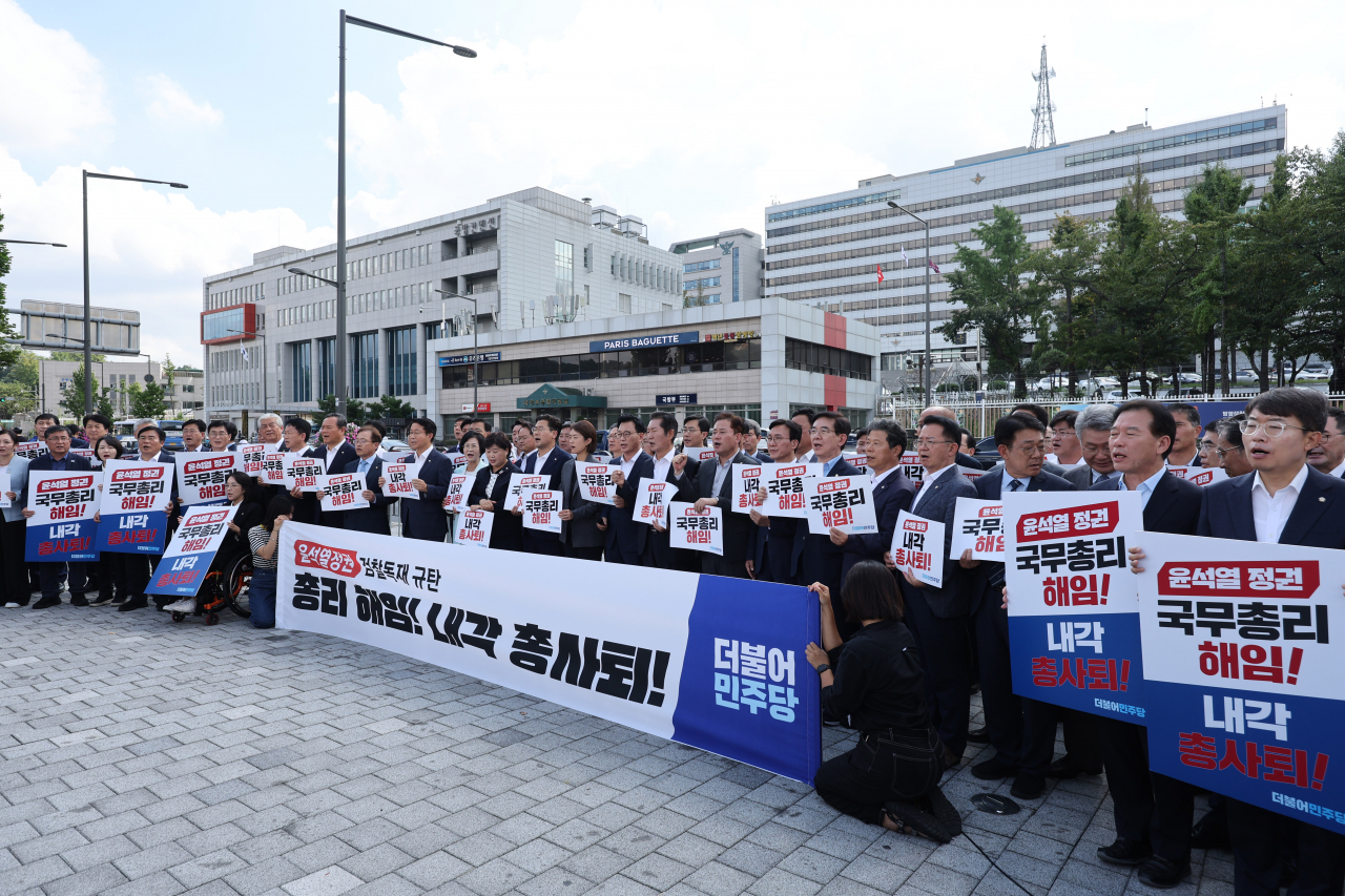 더불어민주당 의원들이 18일 서울 용산구 대통령실 앞에서 윤석열 정권 국정 전면 쇄신 및 국무총리 해임·내각 총사퇴를 촉구하는 규탄 구호를 외치고 있다. [연합]
