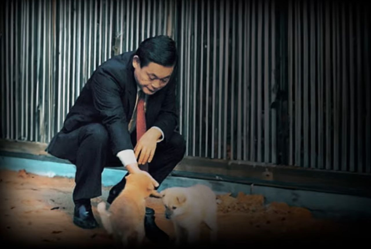 고(故) 이건희 삼성 선대회장이 강아지들과 놀고 있는 모습. [삼성전자 제공]