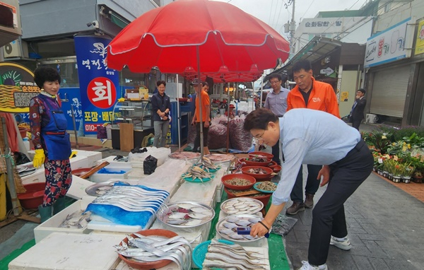 노관규 순천시장이 20일 장날을 맞아 웃장 수산물 가게에서 손질된 장어의 방사능 오염 여부를 측정하고 있다. [순천시 제공]