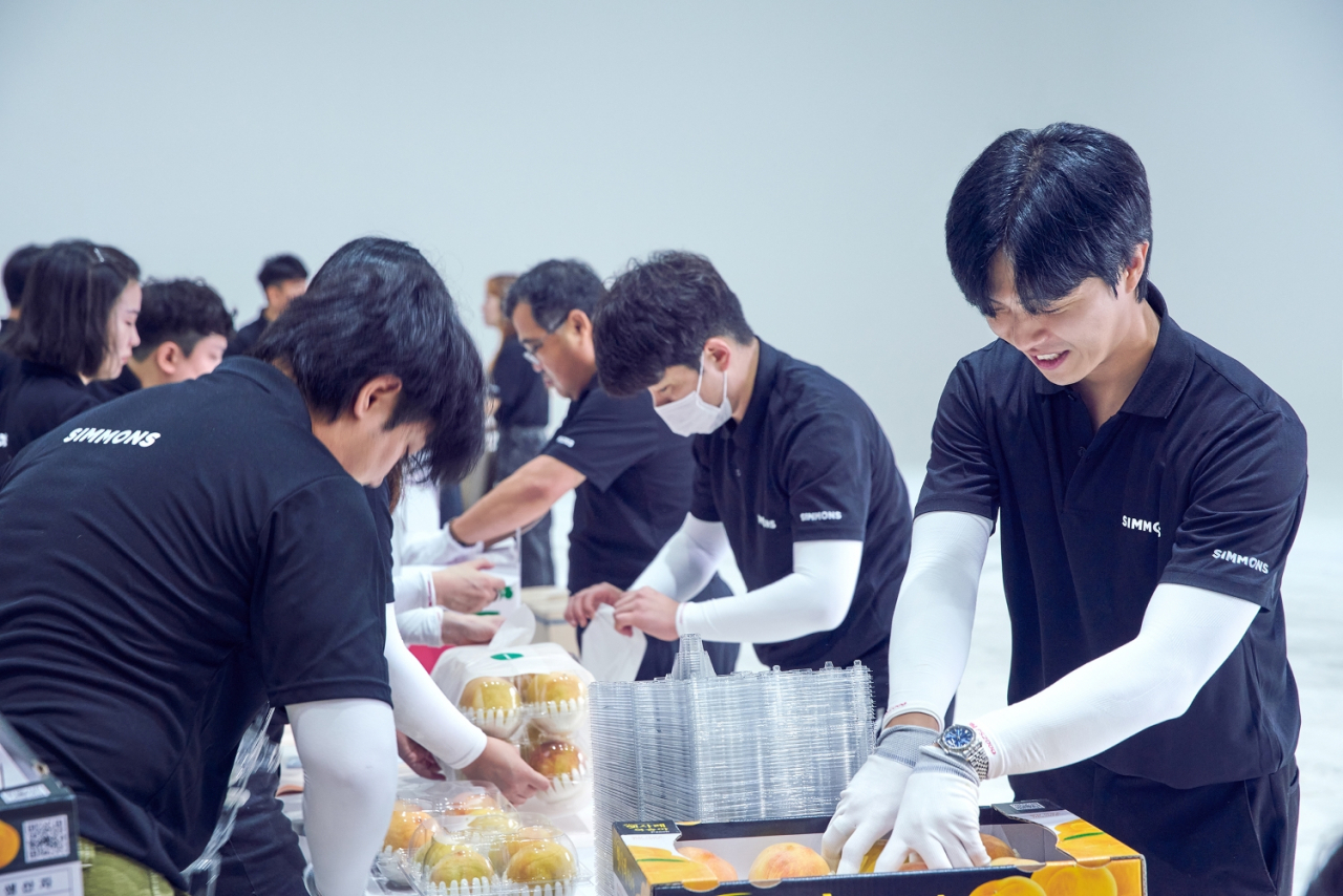 19일 경기 이천시에 위치한 시몬스 본사에서 임직원들이 지역 농산물인 복숭아를 포장 및 배송하고 있다. [시몬스 제공]