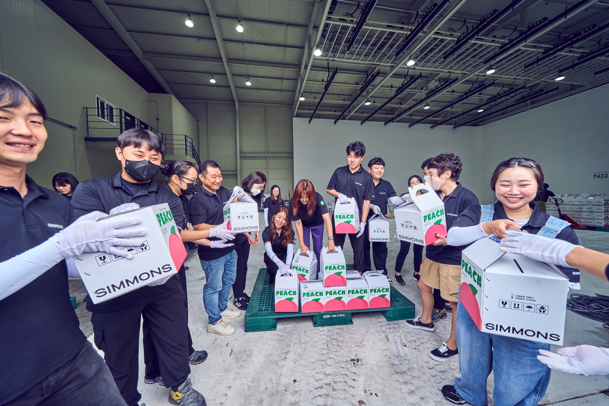 19일 경기 이천시에 위치한 시몬스 본사에서 임직원들이 지역 농산물인 복숭아를 포장 및 배송하고 있다. [시몬스 제공]