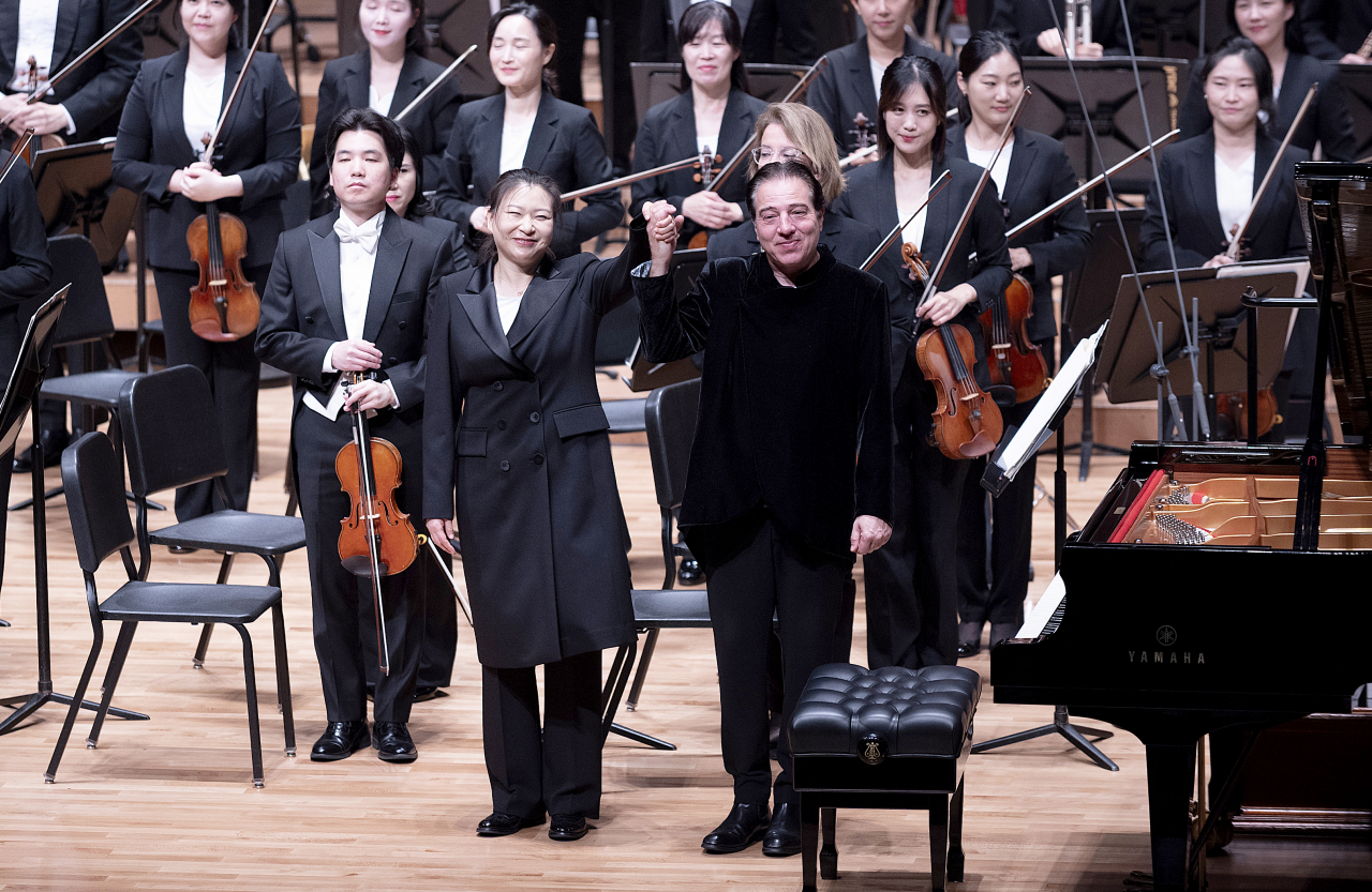 Korean conductor Sung Shi-yeon and Turkish pianist and composer Fazil Say stand after performing Say‘s “Water (Su) for piano and orchestra, Op.45” with the KBS Symphony Orchestra at the Seoul Arts Center on Tuesday. (KBS Symphony Orchestra)