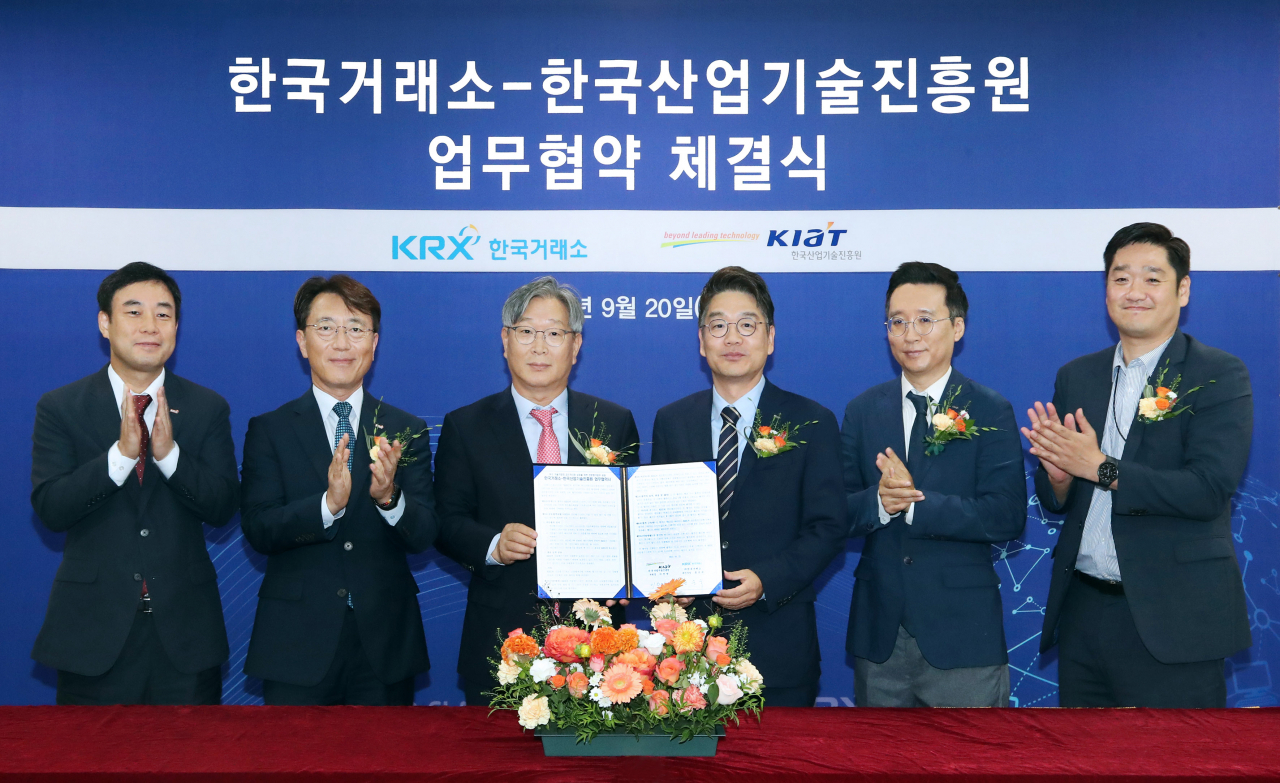 20일 코스닥 기술특례상장 전문평가를 위한 업무협약 체결 후 참석인사들이 기념촬영하고 있다. 왼쪽 세 번째부터 홍순욱 한국거래소 코스닥시장본부장. 이찬영 한국산업기술진흥원 부원장. [한국거래소 제공]