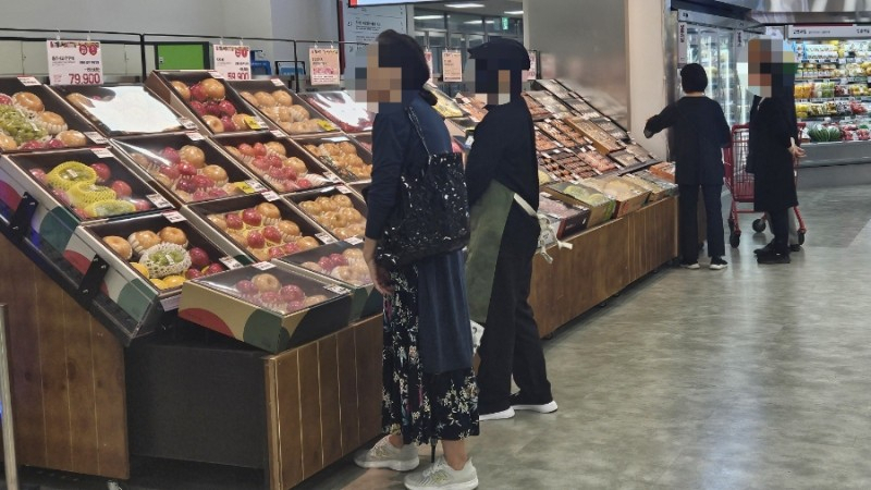 서울의 한 대형마트에서 시민들이 추석 선물세트를 살펴보고 있다. 박지영 기자.