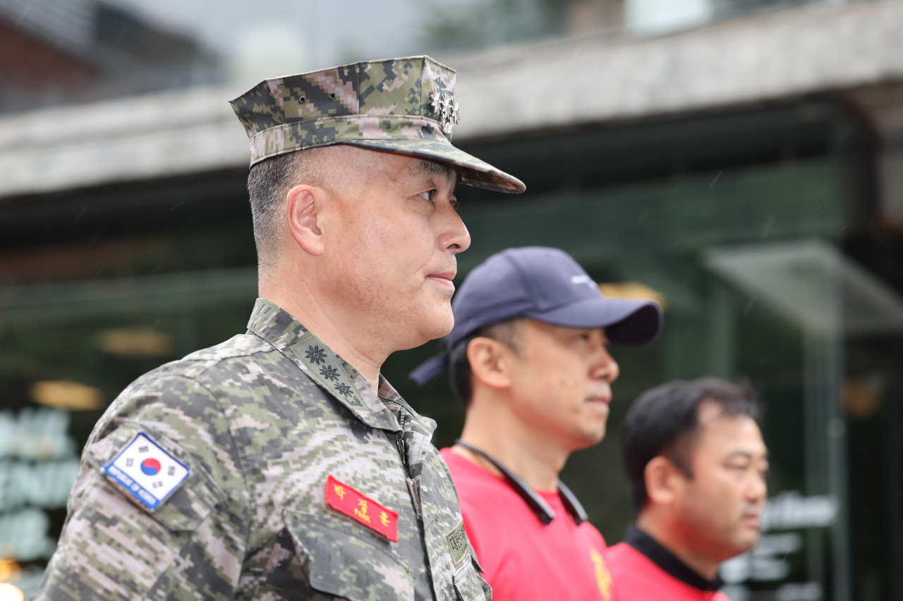 항명과 상관 명예훼손 등 혐의를 받는 박정훈(대령) 전 해병대 수사단장이 20일 오후 서울 용산구 국방부 군검찰에 피의자 신분으로 출석하고 있다. [연합]