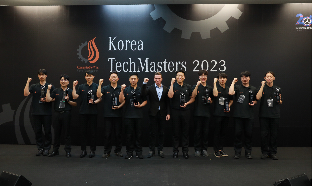 지난 15일 경기도 용인시 메르세데스-벤츠 코리아 트레이닝 아카데미에서 진행된 테크니션 기술 경진 대회 ‘2023 한국 테크마스터’에서 한성자동차 5개 종목 수상자들과 마티아스 바이틀(왼쪽 여섯 번째) 메르세데스-벤츠 코리아 대표가 기념 촬영을 하고 있다. [메르세데스-벤츠 코리아 제공]
