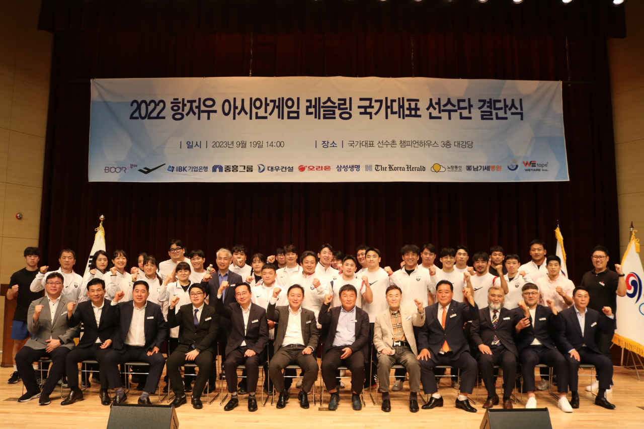 19일 충북 진천국가대표선수촌에서 열린 2022 항저우 아시안게임 결단식에서 레슬링 대표팀 선수들 및 관계자들이 파이팅을 외치며 기념 촬영하고 있다. [대한레슬링협회 제공]