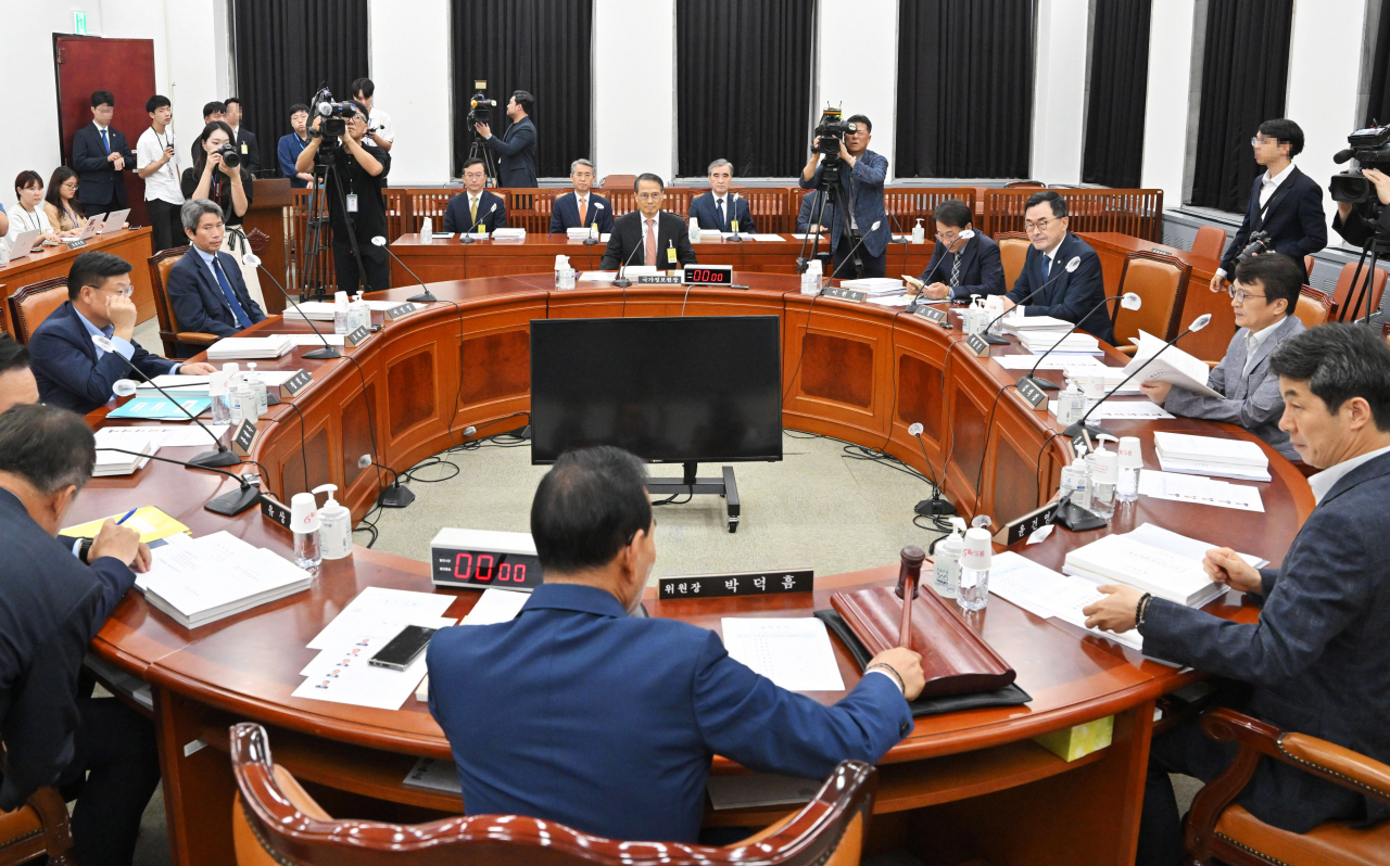 4일 국회에서 김규현 국정원장이 출석한 가운데 정보위원회 전체회의가 열리고 있다. [연합]