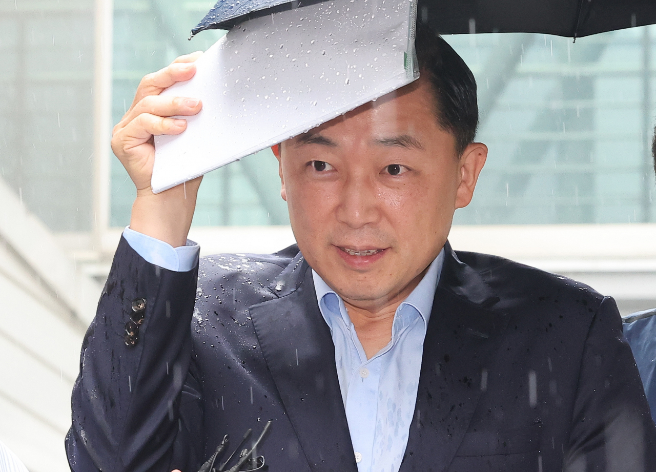 수백억원대 임금 및 퇴직금을 체불한 혐의(근로기준법 위반)로 구속영장이 청구된 박현철 위니아전자 대표이사가 20일 오전 경기도 성남시 수원지방법원 성남지원에서 열린 구속 전 피의자 심문(영장실질심사)에 출석하고 있다. [연합]