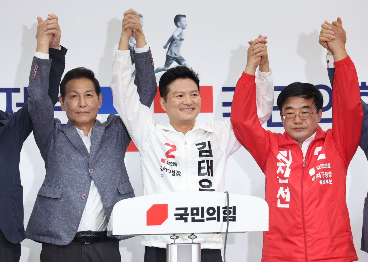 김태우 전 강서구청장이 지난 17일 국회에서 열린 ‘국민의힘 서울 강서구청장 보궐선거 경선 결과 발표’에서 후보자로 확정된 후 포즈를 취하고 있다. [연합]