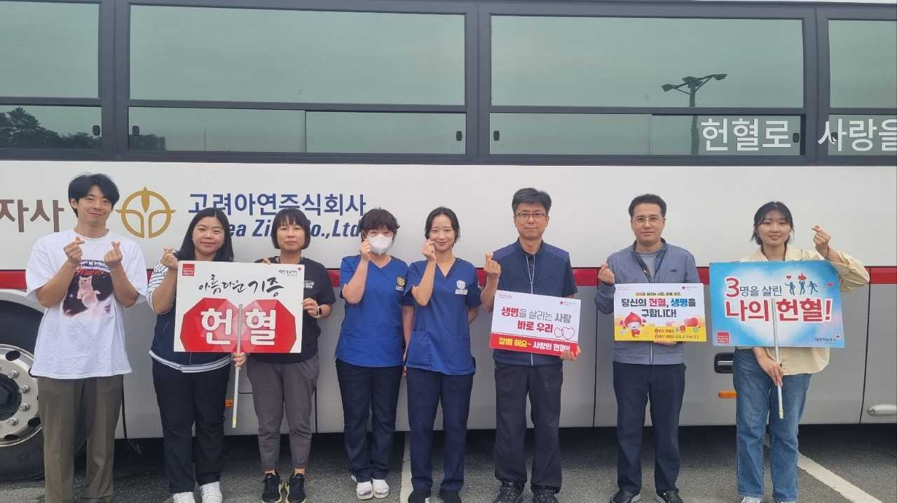 한국수력원자력 새울원자력본부 노사가 20일 울산혈액원과 함께 새울본부와 협력업체 직원을 대상으로 생명 나눔 사랑의 헌혈 행사를 진행하고 있다. [사진=새울원자력본부]