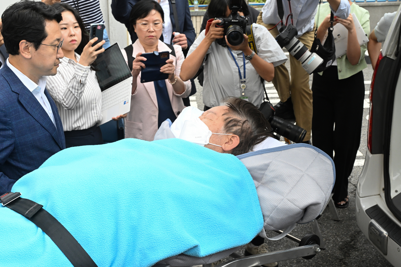 단식 19일째인 18일 오전 이재명 더불어민주당 대표가 건강 악화로 입원했다. 이날 서울 여의도 성모병원에서 이 대표가 다른 병원으로 이송되고 있다. 임세준 기자