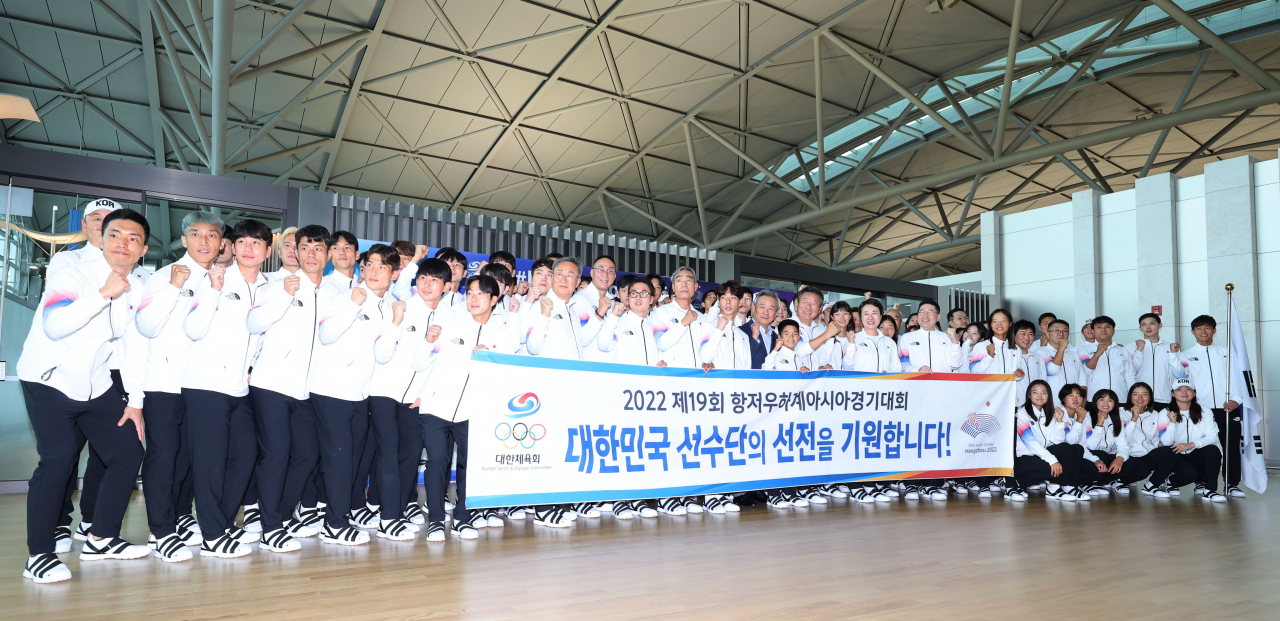 대한민국 선수단 본진이 20일 인천국제공항을 통해 출국하기에 앞서 기념 촬영을 하고 있다. 연합뉴스