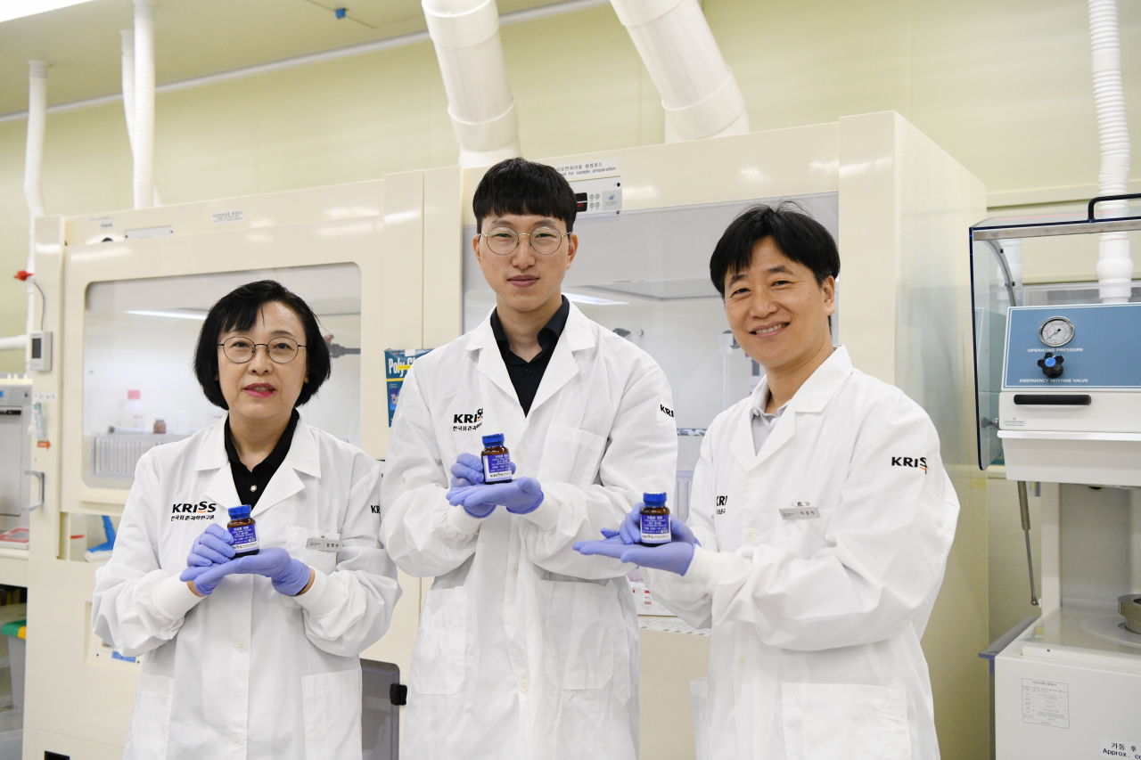 한국표준과학연구원 연구진이 커피콩 원소분석용 인증표준물질(CRM)을 들어보이고 있다.[한국표준과학연구원 제공]
