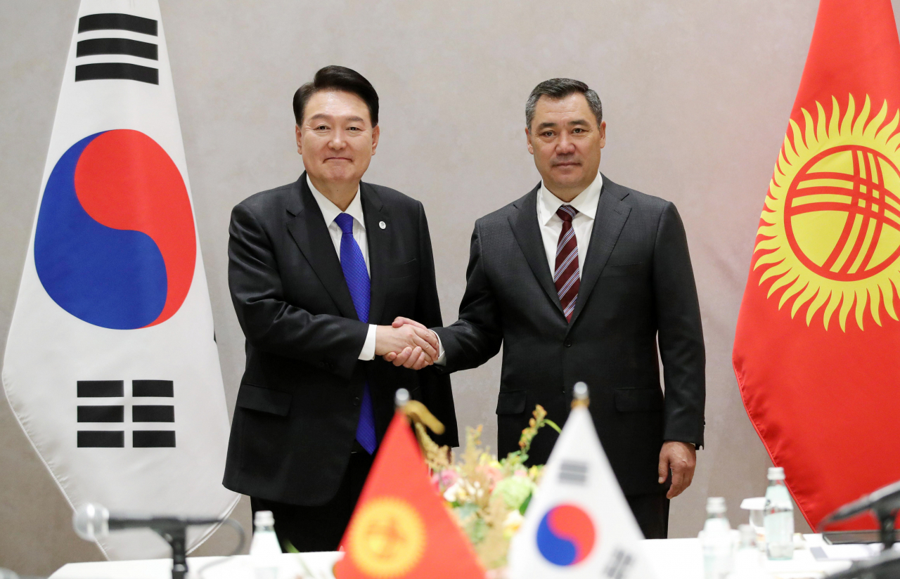 제78차 유엔총회 참석차 미국을 방문 중인 윤석열 대통령이 20일(현지시간) 뉴욕에서 열린 한·키르기스스탄 정상회담에서 사디르 자파로프 키르기스스탄 대통령과 기념촬영을 하고 있다. [연합]
