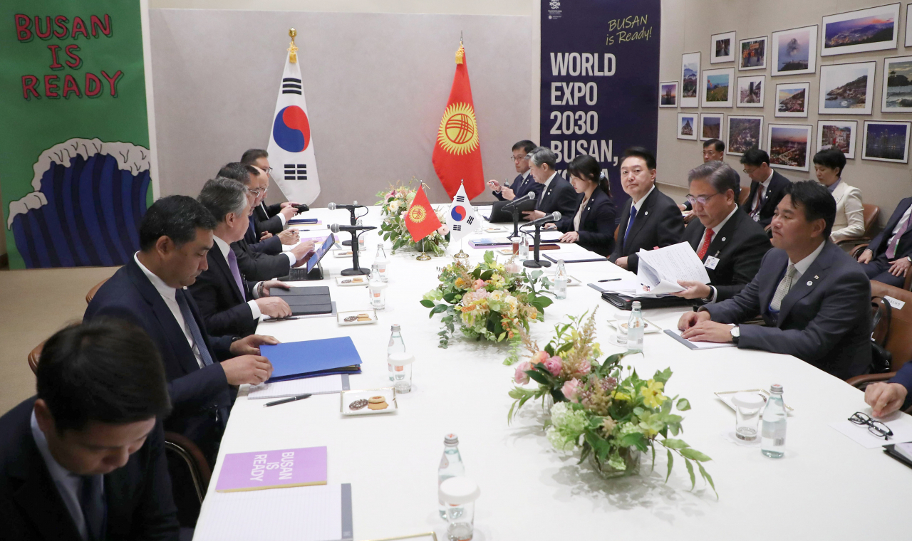 제78차 유엔총회 참석차 미국을 방문 중인 윤석열 대통령이 20일(현지시간) 뉴욕에서 사디르 자파로프 키르기스스탄 대통령과 한·키르기스스탄 정상회담을 하고 있다. [연합]