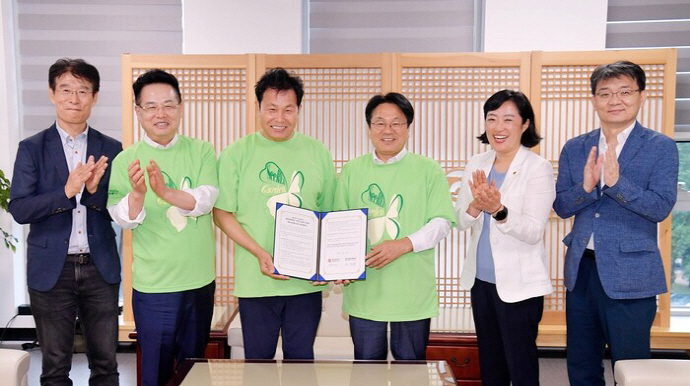 강기정 광주광역시장이 20일 오후 전남대학교를 방문해 정성택 총장과 ‘글로컬대학30 선정과 지자체-대학 동반성장을 위한 업무협약’을 체결하고 있다.[광주시 제공]