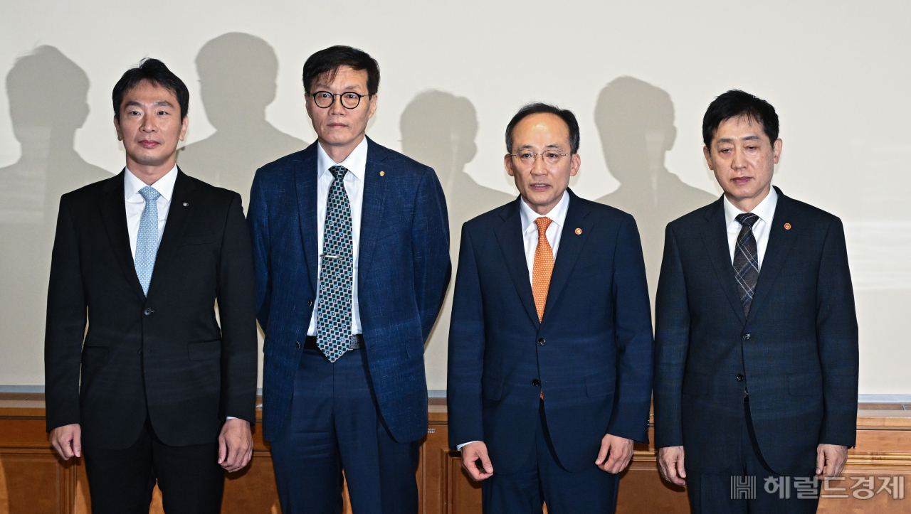이복현(왼쪽부터) 금융감독원장과 이창용 한국은행 총재, 추경호 경제부총리 겸 기획재정부 장관, 김주현 금융위원장이 21일 서울 중구 은행회관에서 열린 비상거시경제금융회의에서 기념촬영을 하고 있다. 임세준 기자