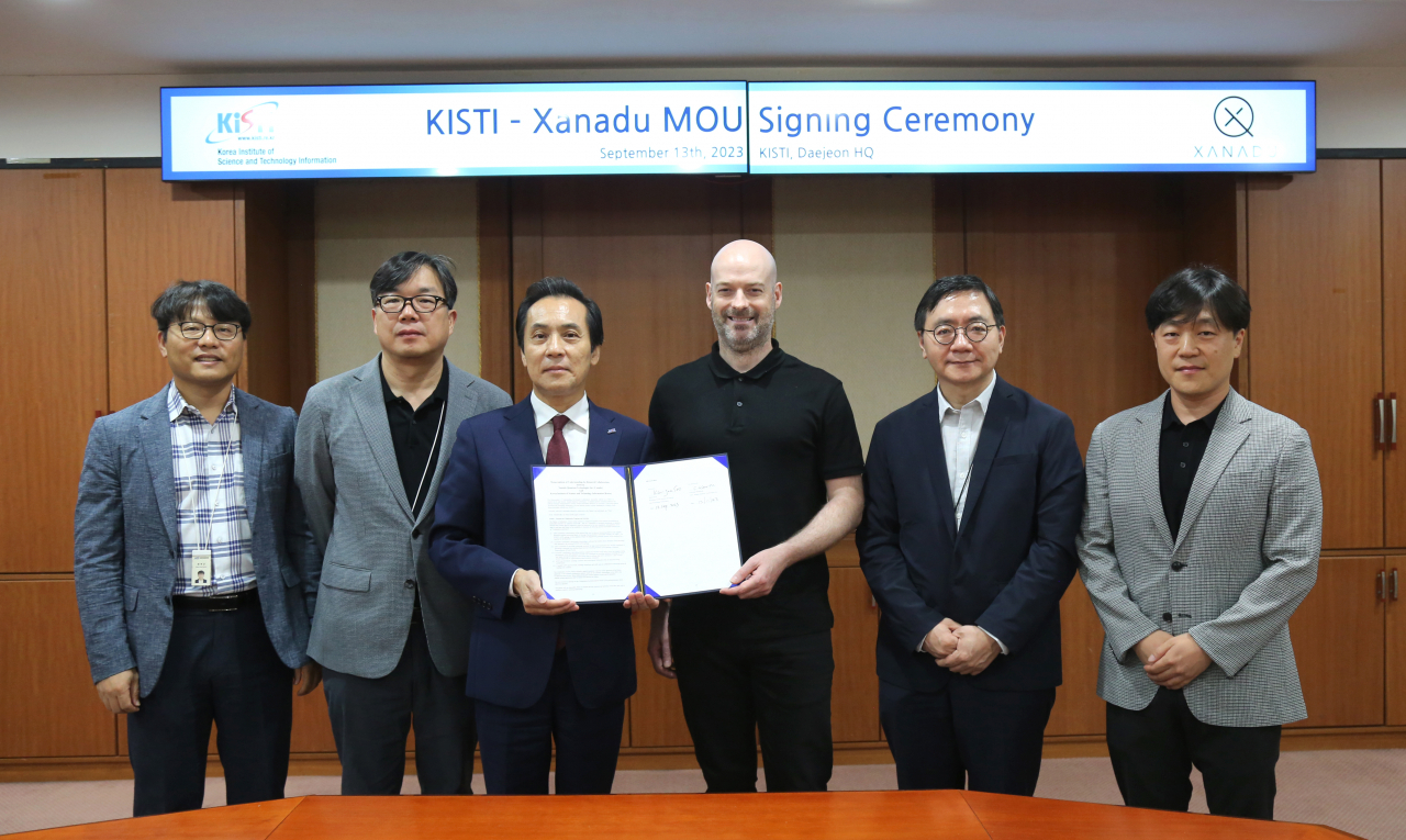 김재수(왼쪽 세번째) KISTI 원장과 크리스티안 위드브룩 자나두 CEO가 업무협약서를 들어 보이고 있다.[KISTI 제공]