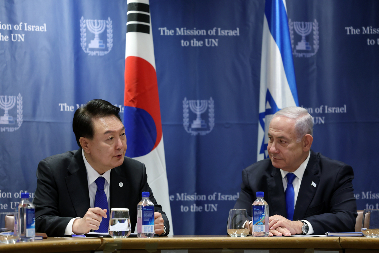 제78차 유엔 총회 참석차 미국을 방문한 윤석열 대통령이 20일(현지시간) 뉴욕에서 벤야민 네타냐후 이스라엘 총리와 한·이스라엘 정상회담을 하고 있다. [연합]