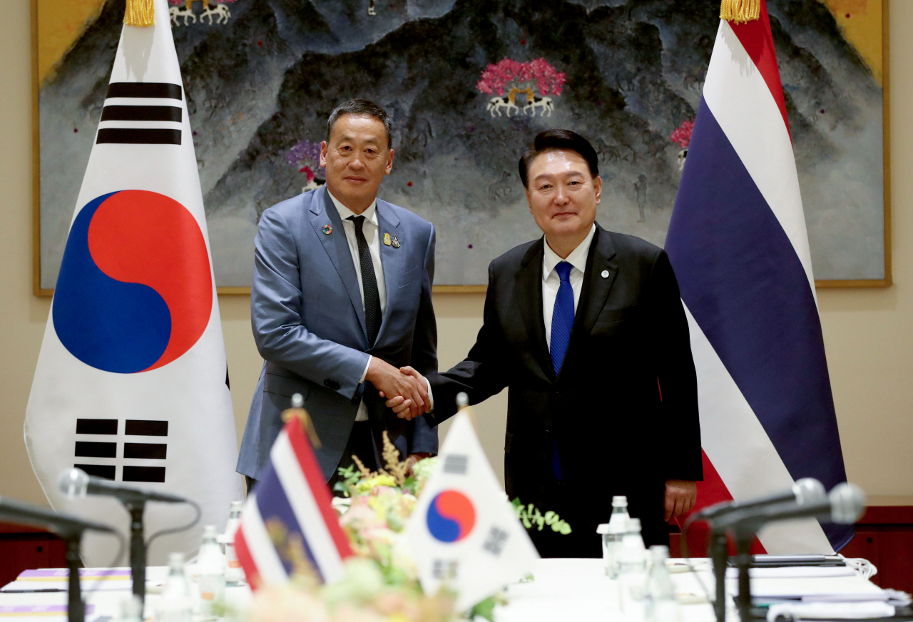 제78차 유엔 총회 참석차 미국을 방문한 윤석열 대통령이 20일(현지시간) 뉴욕에서 열린 한·태국 정상회담에서 세타 타위신 태국 총리와 악수하고 있다. [연합]