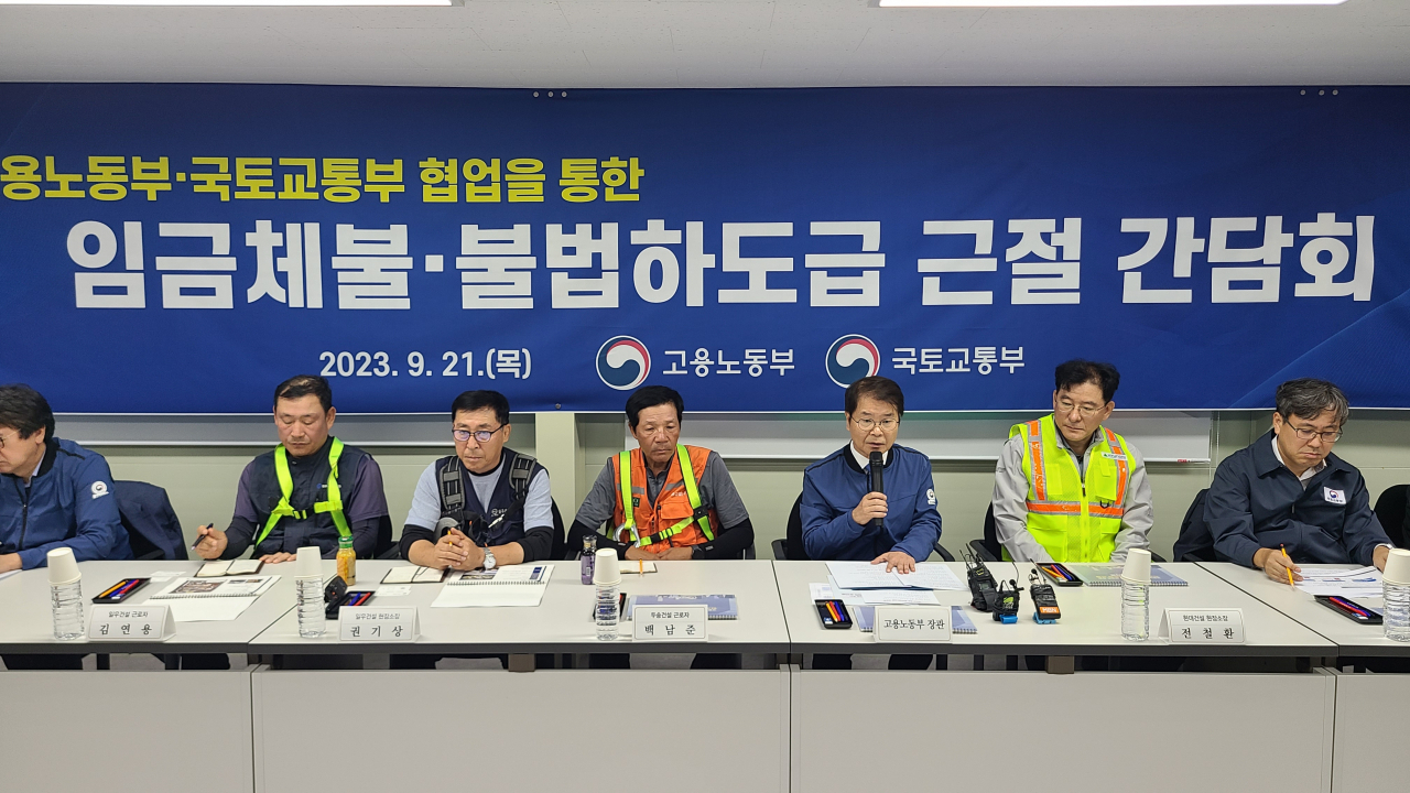 이정식 고용노동부 장관(오른쪽 세번째)이 21일 국토교통부 건설정책국장과 함께 서울 은평구 대조1구역 재개발 공사현장에서 개최한 '임금체불·불법하도급 근절 간담회'에서 발언하고 있다. [고용노동부 제공]