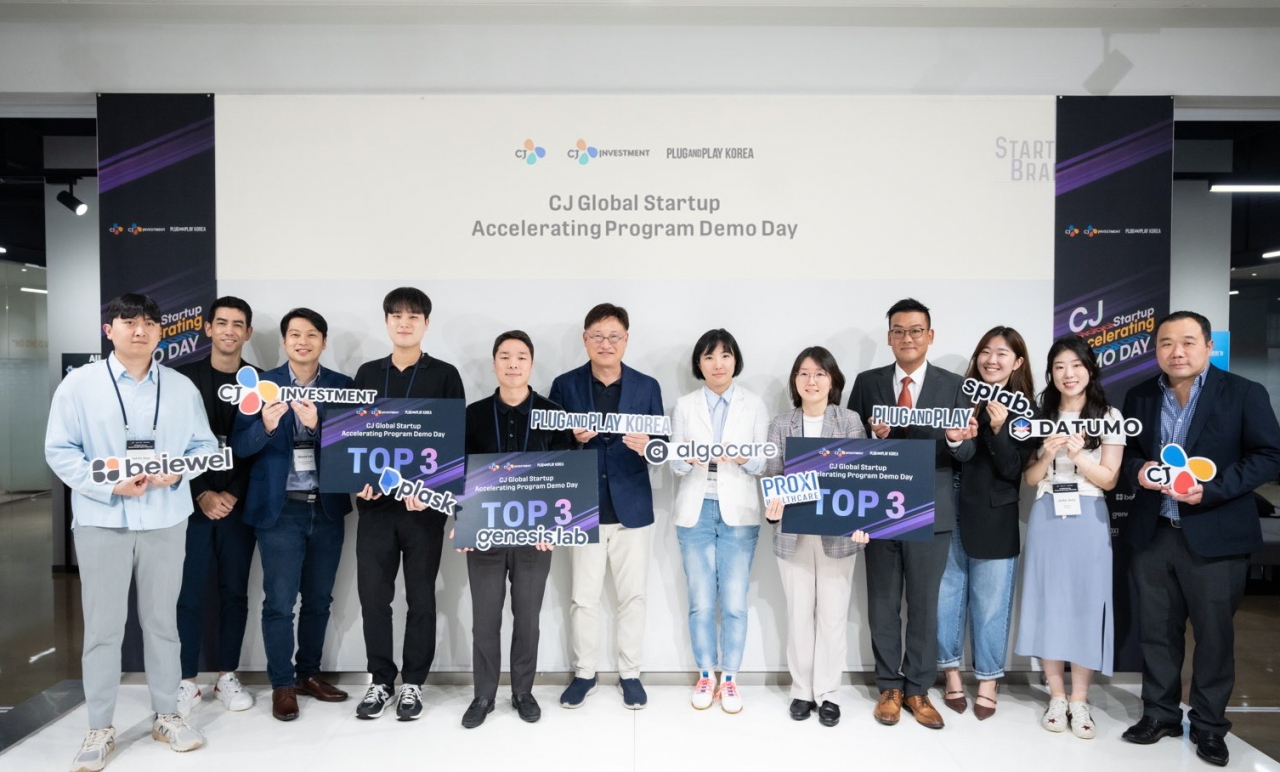 20일 서울 강남구 삼성동 코엑스 스타트업브랜치에서 열린 ‘CJ 글로벌 스타트업 액셀러레이팅 프로그램 데모데이’. (왼쪽에서 6번째) 김도한 CJ인베스트먼트 대표 [CJ그룹 제공]