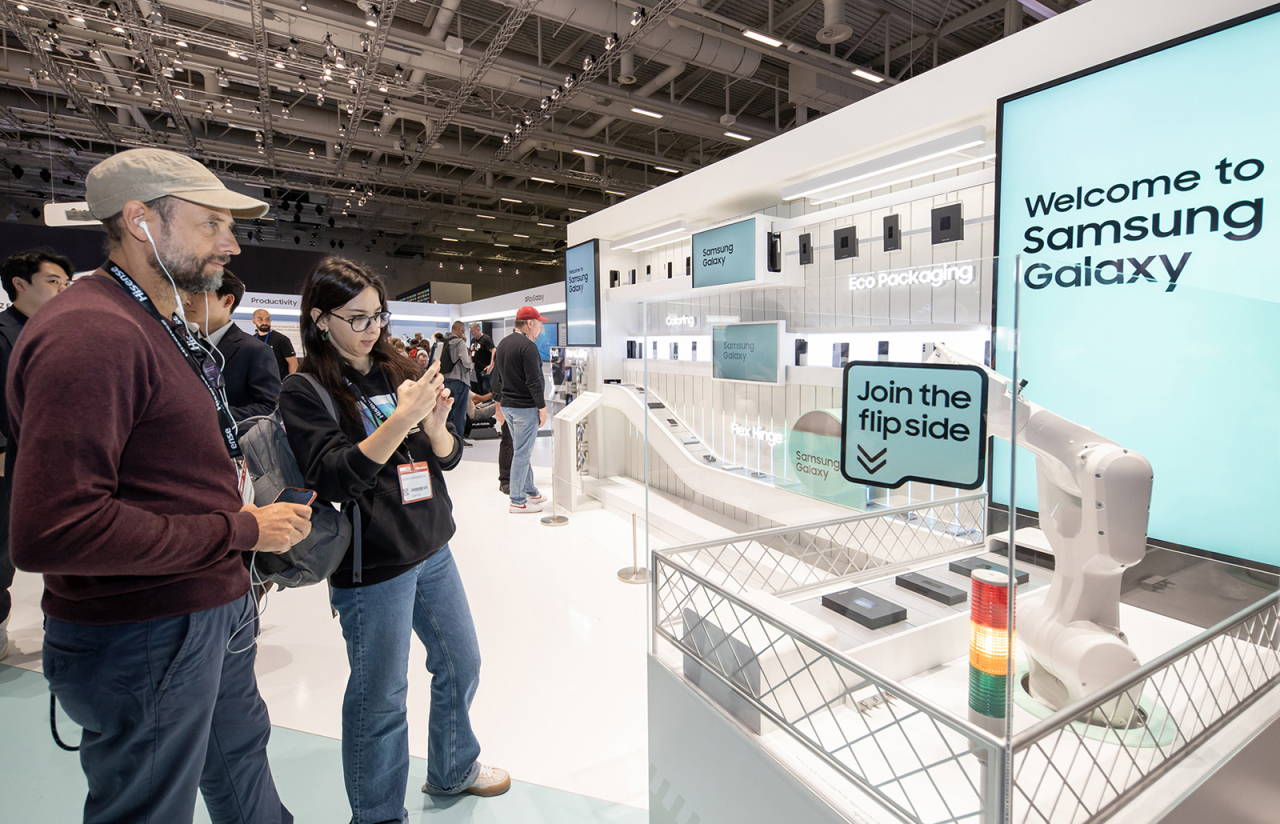 Samsung Electronics' Galaxy smartphone displayed on the company's exhibition booth at the IFA trade show held in Berlin on Sept. 1-5. (Yonhap)