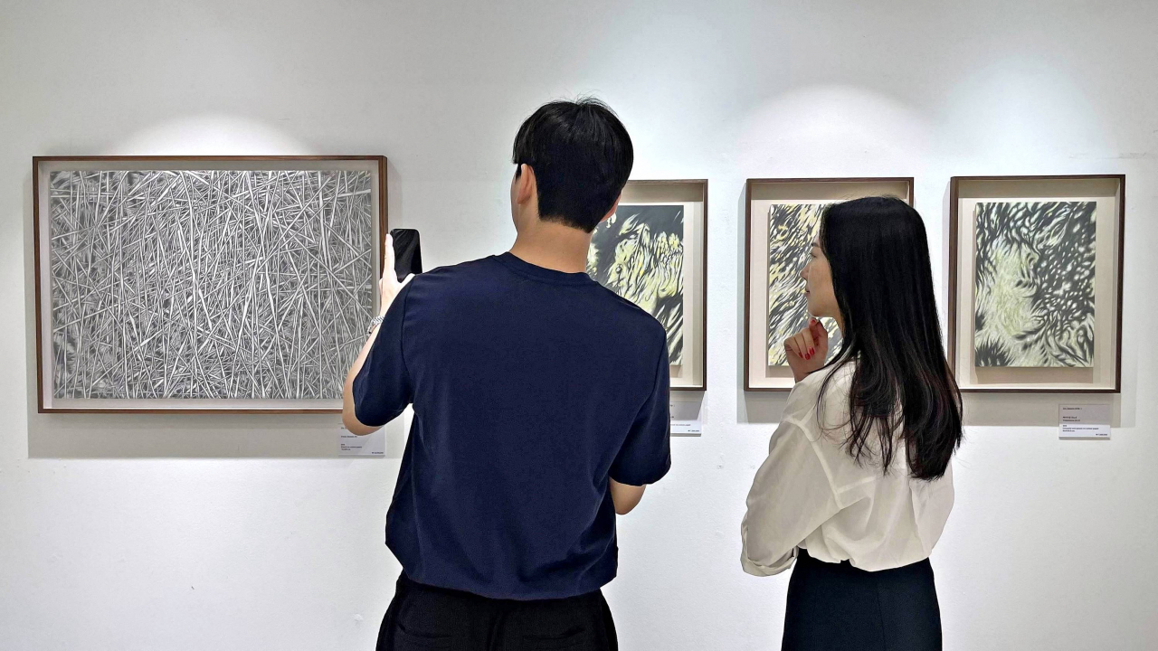 갤러리아 백화점에서 고객들이 작품 관람을 하고 있다. [갤러리아 백화점 제공]