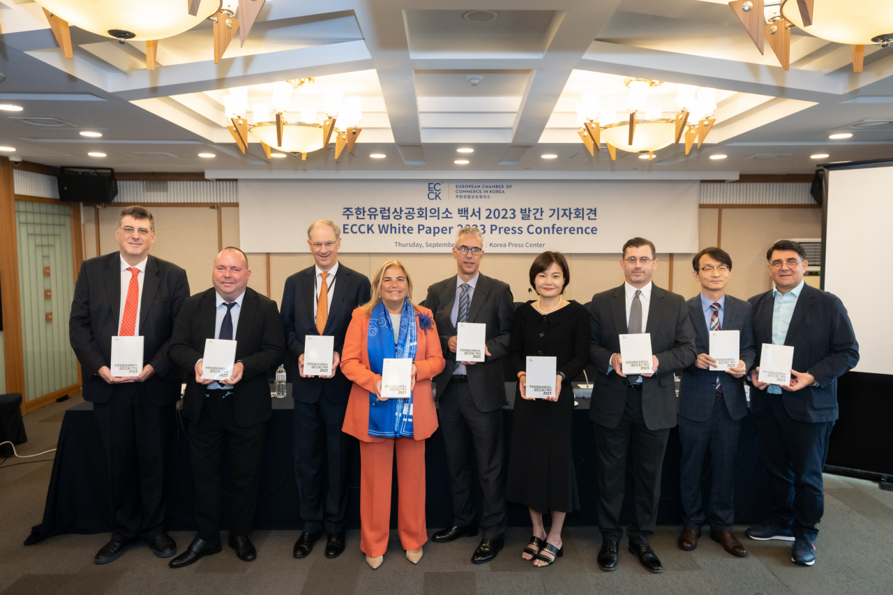 주한유럽상공회의소(ECCK)는 21일 오전 서울 중구 프레스센터에서 ‘2023년도 ECCK 백서 발간 기념 기자회견’을 열었다. 필립 반 후프(왼쪽에서 세번째) ECCK 회장과 마리아 카스티요 페르난데즈(왼쪽에서 네번째) 주한 유럽연합(EU) 대사의 모습. [ECCK 제공]