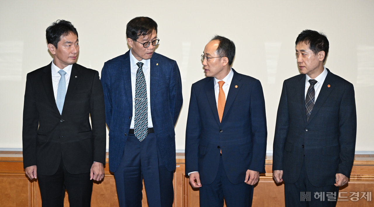 이복현(왼쪽부터) 금융감독원장과 이창용 한국은행 총재, 추경호 경제부총리, 김주현 금융위원장이 21일 서울 중구 은행회관에서 열린 비상 거시경제금융회의에서 대화를 나누고 있다. 임세준 기자