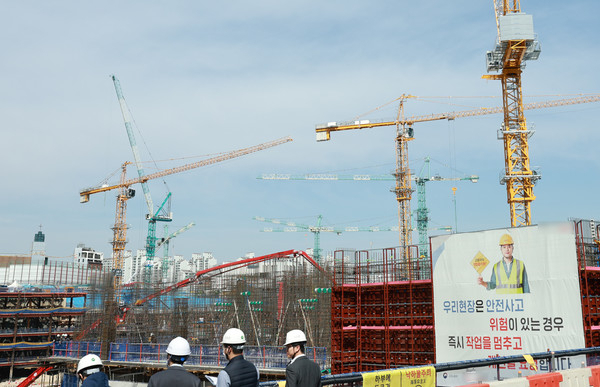 중대재해처벌법과 산업안전보건법의 직, 간접적인 영향을 받는 대상인 한 건설현장 모습.[연합]