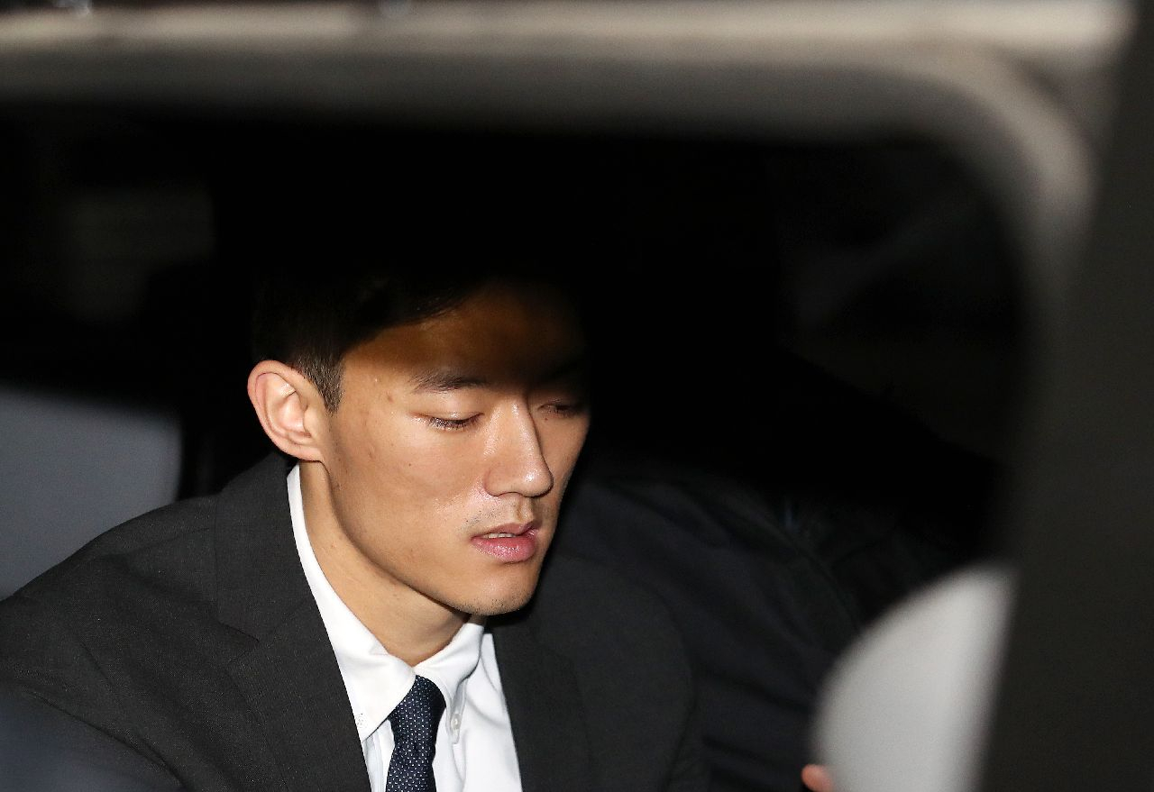 전직 대통령 전두환 씨의 손자 전우원 씨가 지난 3월 28일 오전 인천국제공항을 통해 귀국한 뒤 경찰에 체포돼 서울경찰청 마약범죄수사대로 압송되고 있다. [사진=이상섭 기자/babtong@heraldcorp.com]