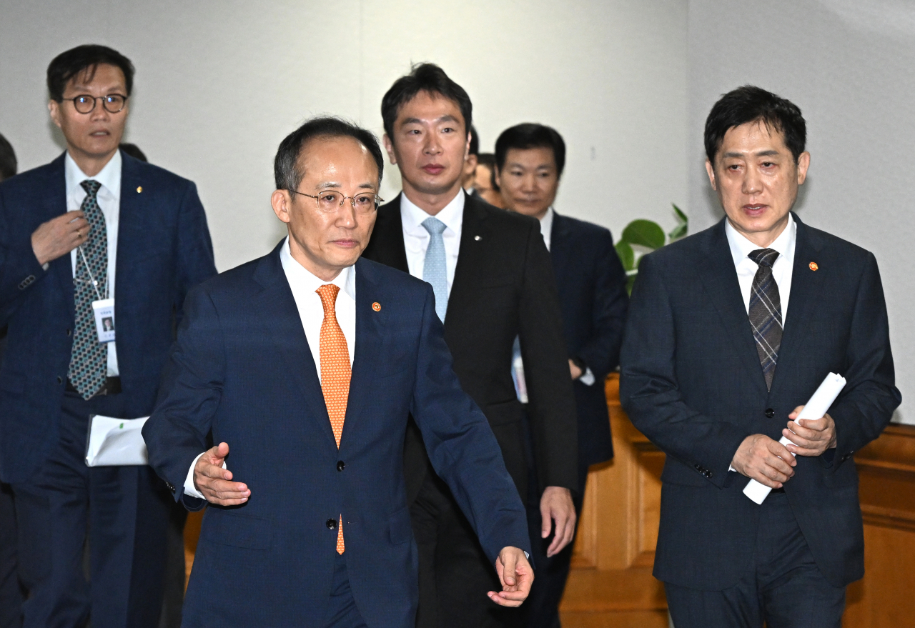 이창용(왼쪽부터) 한국은행 총재와 추경호 경제부총리 겸 기획재정부 장관, 이복현 금감원장, 김주현 금융위원장이 21일 서울 중구 은행회관에서 열린 비상 거시경제금융회의에 참석하고 있다. 임세준 기자