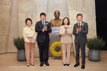 故 정세영 HDC그룹(前 현대산업개발) 명예회장의 부인 박영자(왼쪽부터) 여사, 윤효상 한국과학기술원 교수, 백민경 서울대학교 교수, 정몽규 포니정재단 이사장