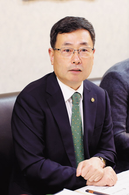 이상목 한국생산기술연구원장이 18일 열린 기자간담회에서 기관 운영계획에 대해 설명하고 있다. [한국생산기술연구원 제공]