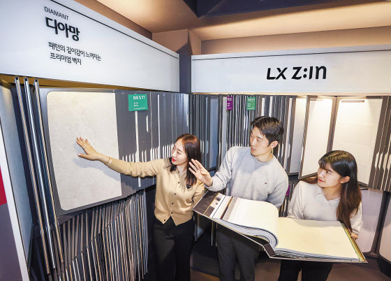 LX하우시스 지인스퀘어 강남에서 고객들이 친환경 벽지 제품을 살펴보고 있다. [LX하우시스 제공]