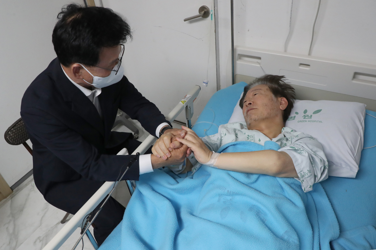 21일 오전 박광온더불어민주당 원내대표가 서울 중랑구 녹색병원에서 단식 중인 이재명 대표를 찾아 대화하고 있다. [연합]