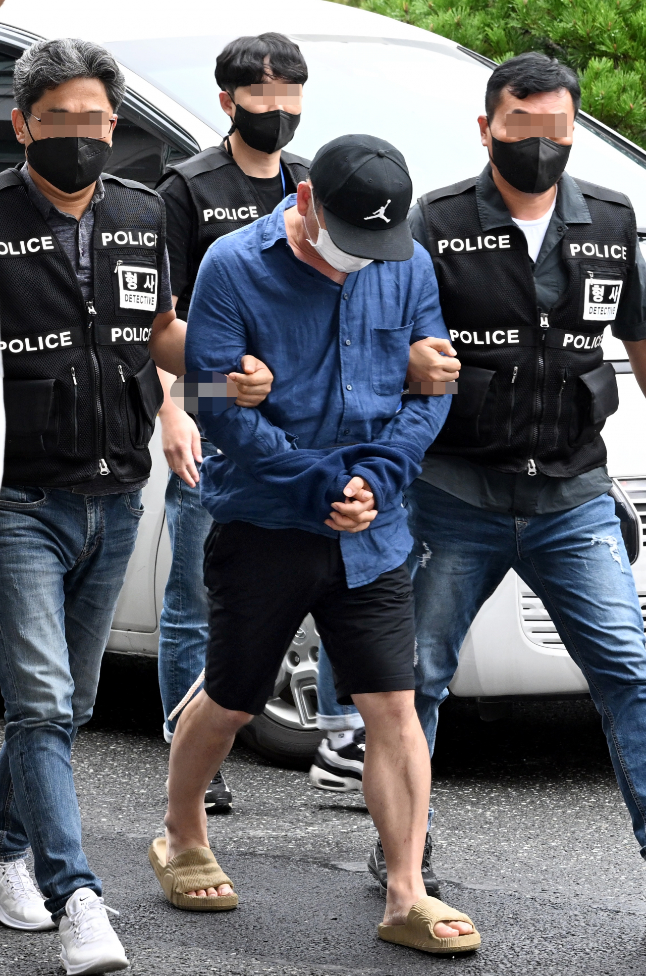 베트남에서 붙잡힌 대전 신협 강도 사건 피의자가 출국 30일 만인 21일 오전 대전서부경찰서로 들어오고 있다. 피의자는 지난달 18일 서구 관저동 한 신협에서 직원을 흉기로 위협해 현금 3900만원을 빼앗아 베트남으로 출국했다 지난 10일 현지에서 검거돼 국내 송환됐다. [연합뉴스]