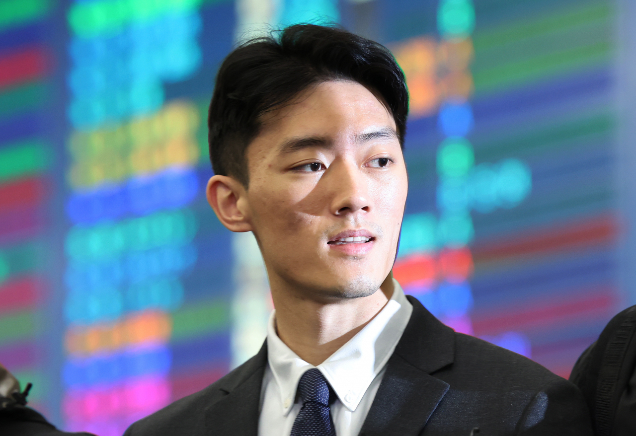 전두환 전 대통령 일가의 비자금 의혹 등을 폭로한 손자 전우원씨가 지난 3월 28일 오전 인천국제공항에서 마약 투약 혐의로 체포돼 서울경찰청 마약범죄수사대로 연행되기 전 취재진 질문을 듣고 있다. 이상섭 기자