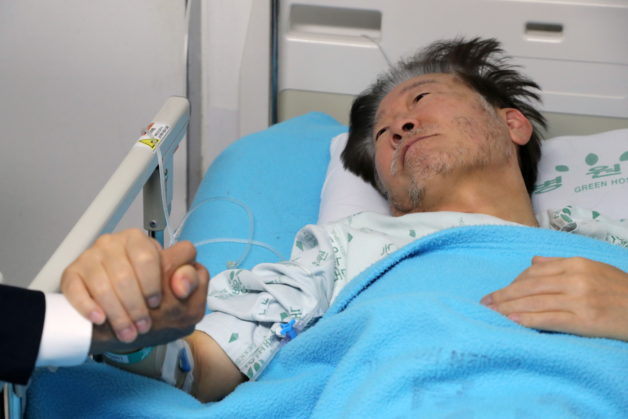 21일 오전 이재명 더불어민주당 대표가 서울 중랑구 녹색병원을 찾은 박광온 원내대표와 대화하고 있다. [연합]