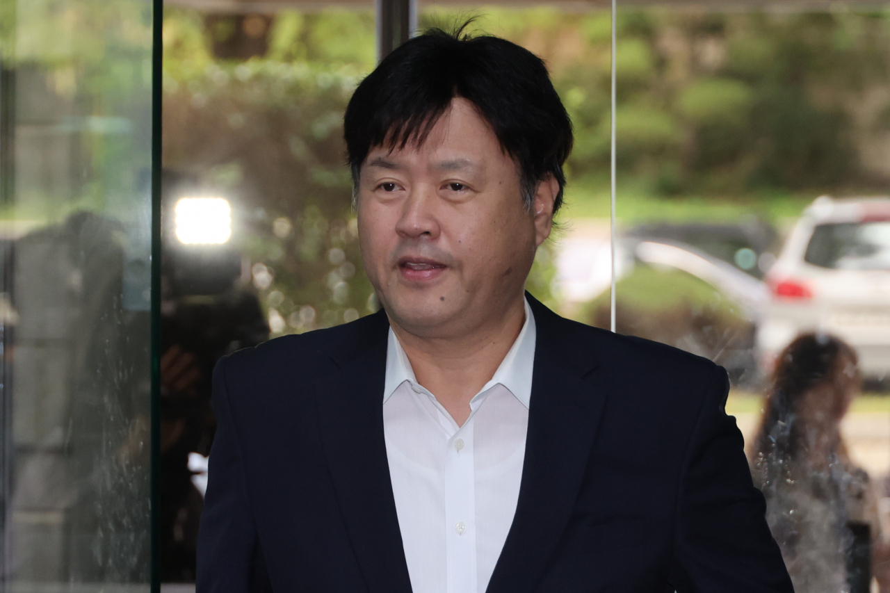 김용 전 민주연구원 부원장이 21일 오전 서울중앙지법으로 들어서고 있다. [연합]