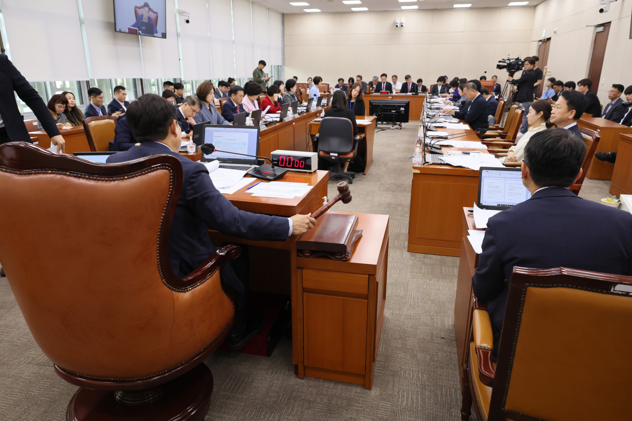 21일 국회에서 열린 보건복지위원회 전체회의에서 신동근 위원장이 의사봉을 두드리고 있다. [연합]