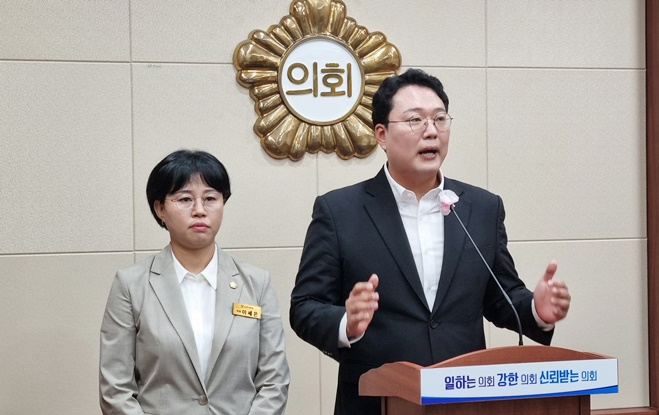 국민의힘 천하람 순천갑 당협위원장이 21일 순천시의회 소회의실에서 기자회견을 열고 있다. 옆에 서있는 사람은 국민의힘 소속 이세은 순천시의원. [천하람 측 제공]
