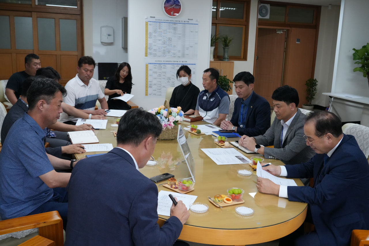 하윤수 부산시교육감(오른쪽)이 지난 20일 부산광역시 영도지역 고등학교를 방문해 학교 관계자들과 학교 현안사업에 대한 의견을 나누고 있다. [사진=부산교육청]