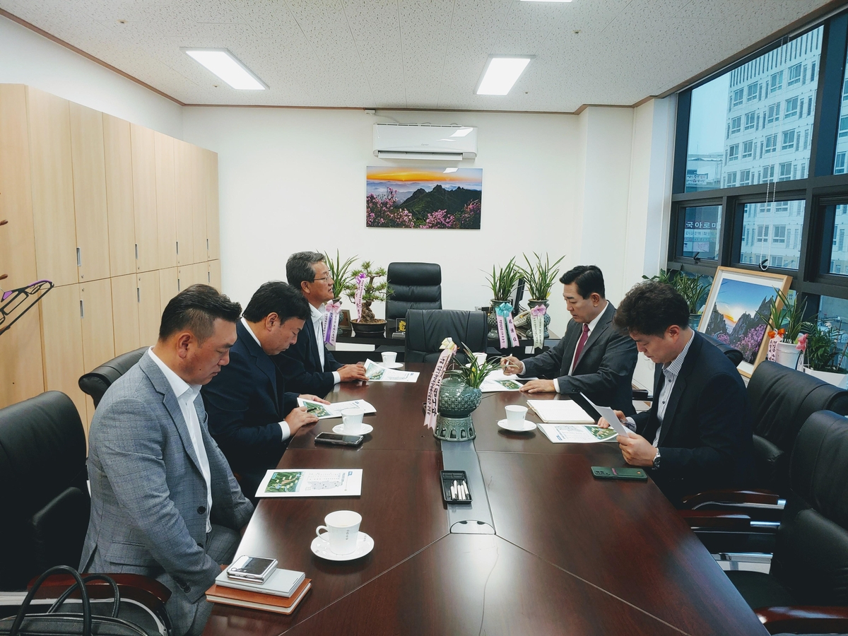 국민의힘 김화진 전남도당위원장이 김순호 구례군수와 지역 현안 사업을 협의하고 있다.[국민의힘 전남도당 제공]